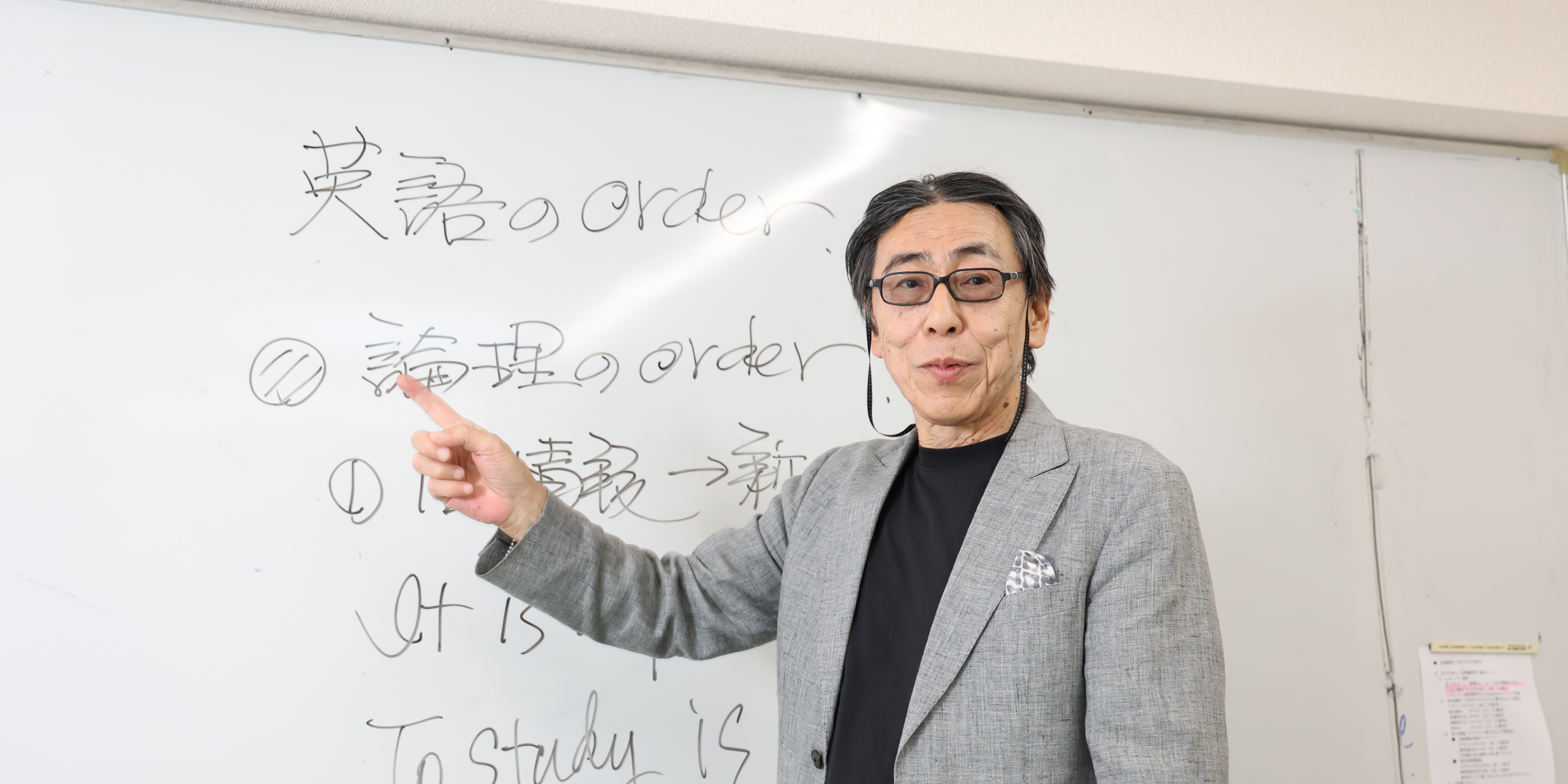 英語の授業を行うフィリオ代表の島村靑児