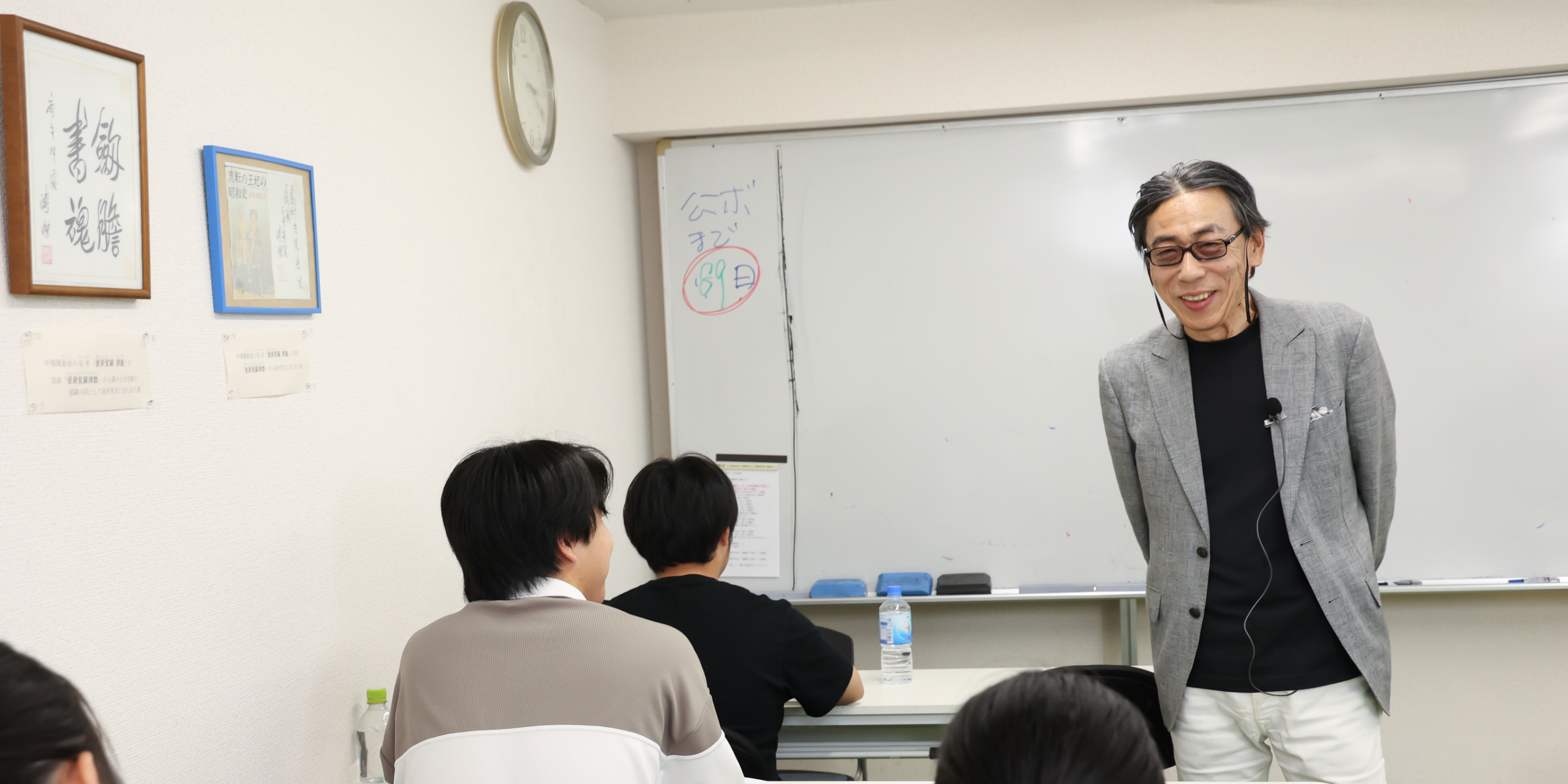 生徒と話すフィリオ代表の島村靑児