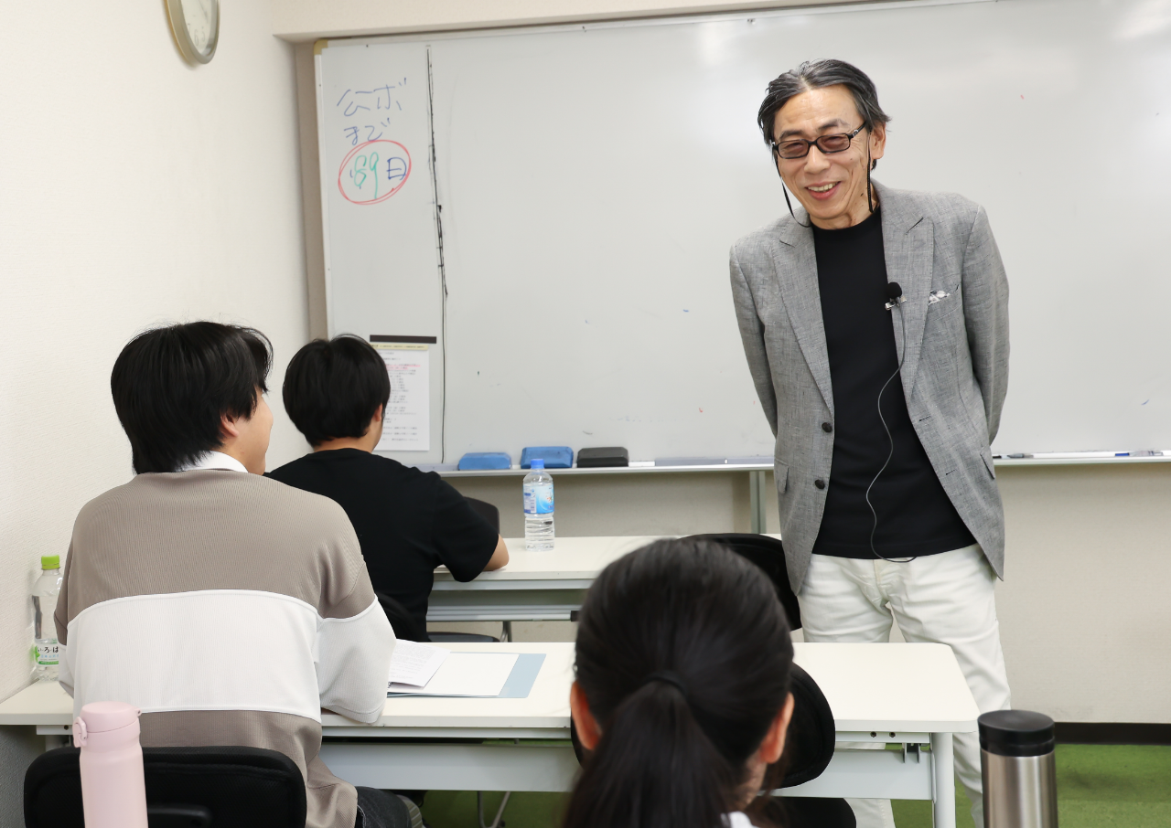 生徒と話しながら授業をするフィリオ代表の島村靑児