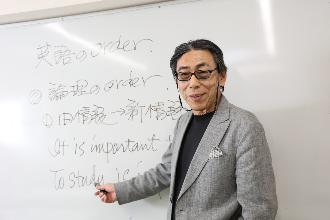 英語の授業を行うフィリオ代表の島村靑児