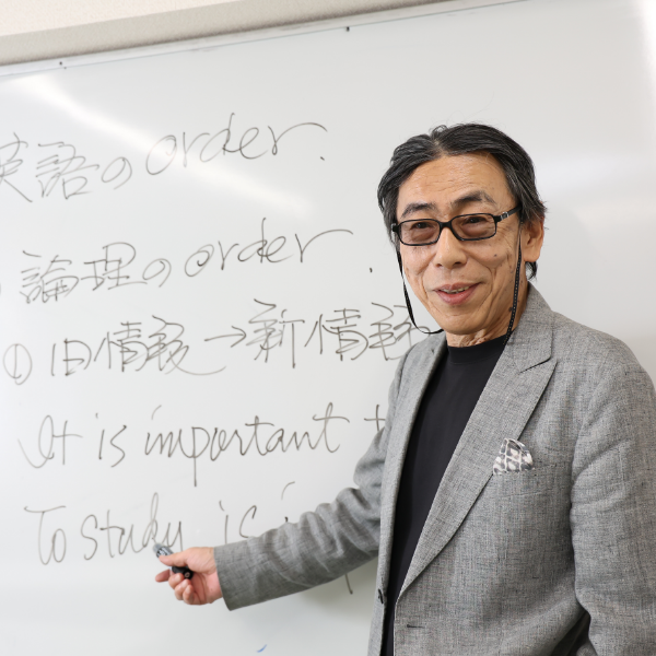 英語の授業を行うフィリオ代表の島村靑児