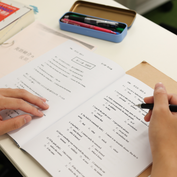 英語の勉強をしている生徒の手元