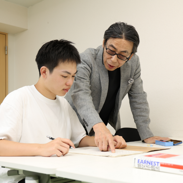 フィリオ代表・島村靑児が個別指導を行っている様子