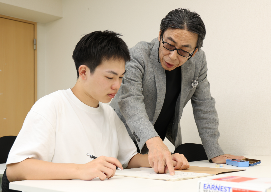 一人ひとりの課題に合わせて指導する島村靑児と生徒