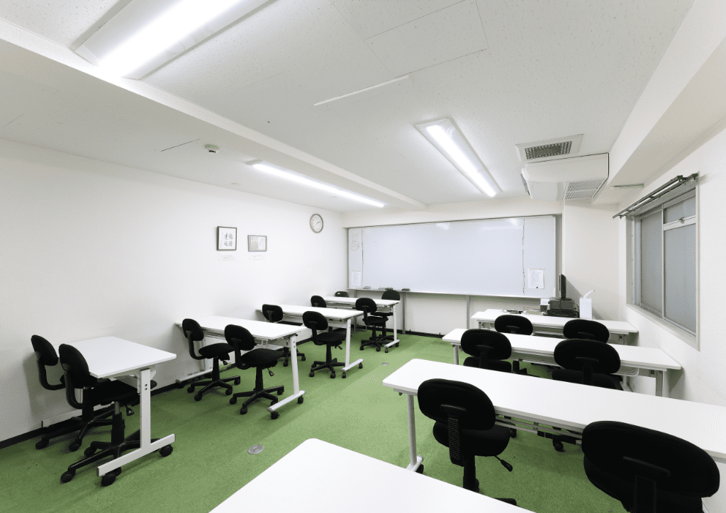 学習机が並んだ少人数制のフィリオの教室