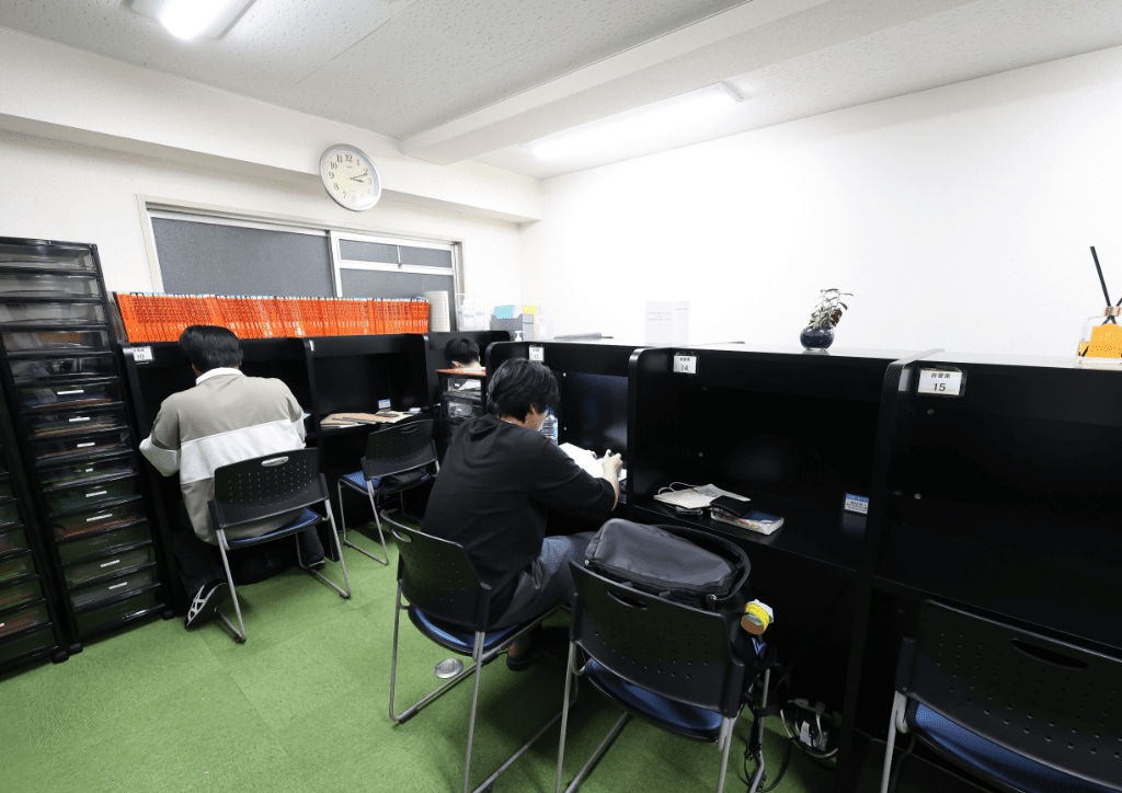個別の仕切りがあり集中して勉強ができる自習室