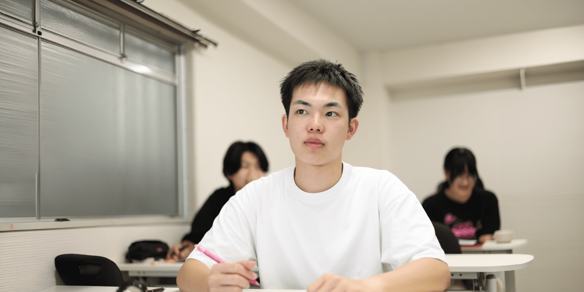 授業を真剣な表情で聞く生徒