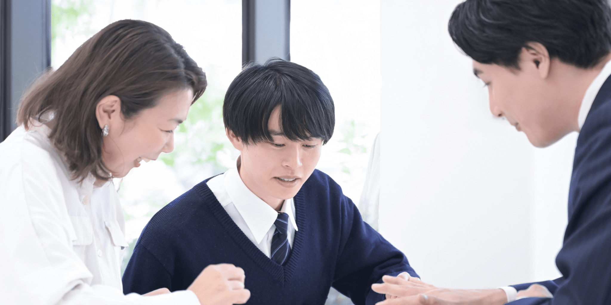保護者、生徒、講師で三者面談をする様子
