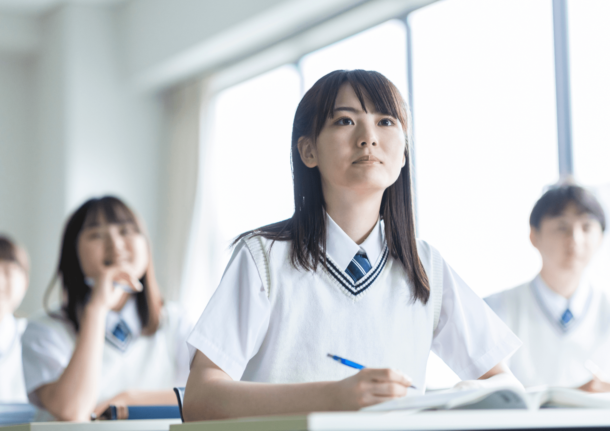 真剣なまなざしで授業を受ける女子生徒