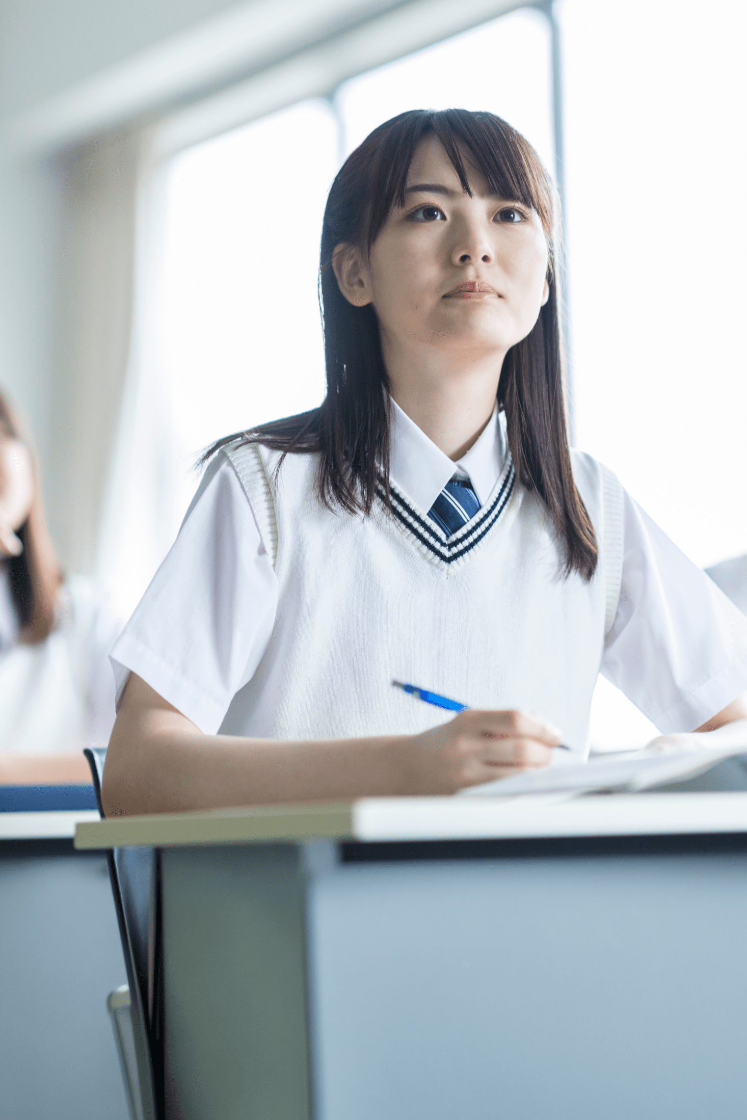 真剣なまなざしで授業を受ける女子生徒