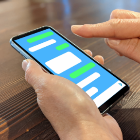 LINEでメッセージのやりとりを行っている様子