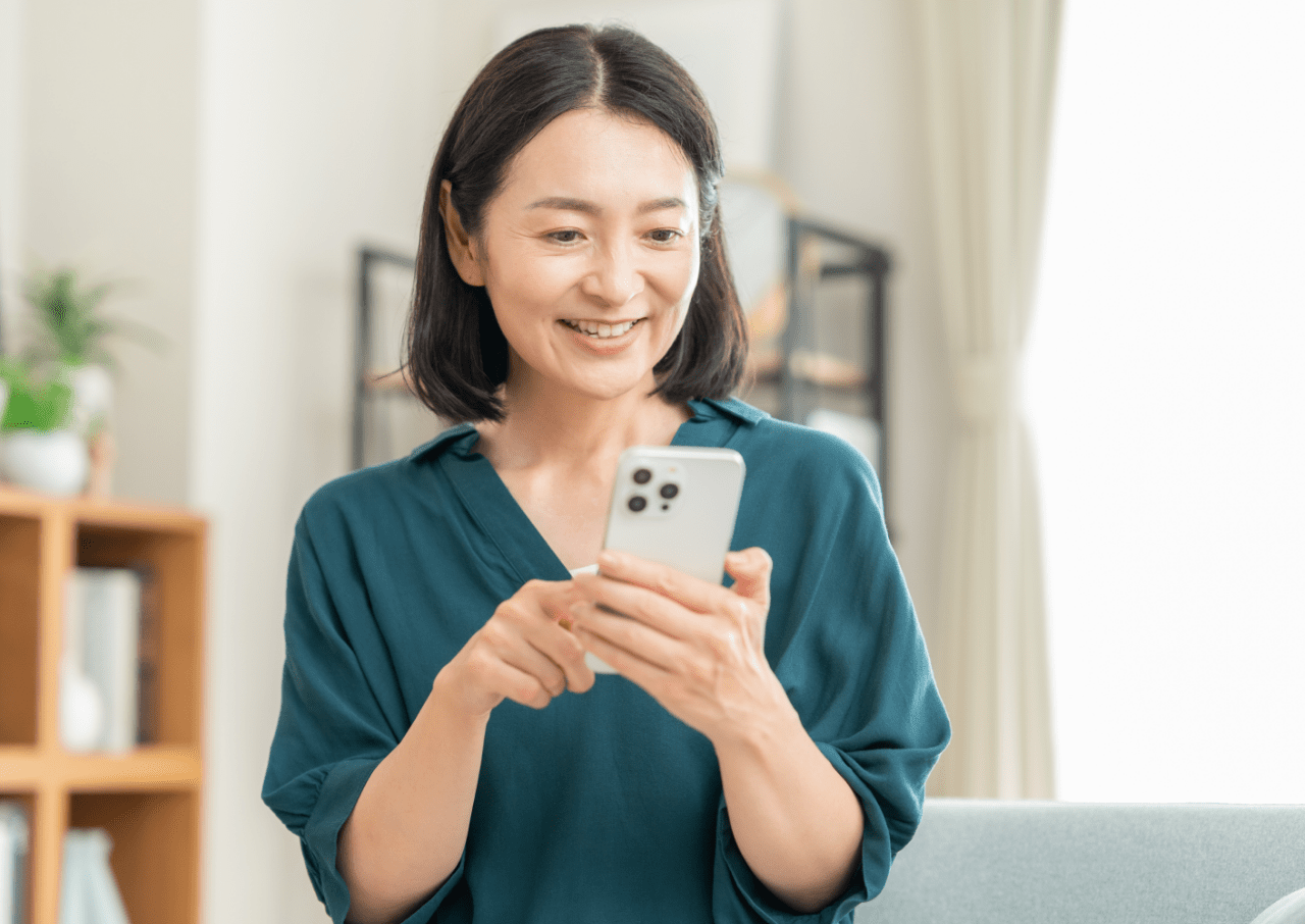 スマートフォンを操作する女性